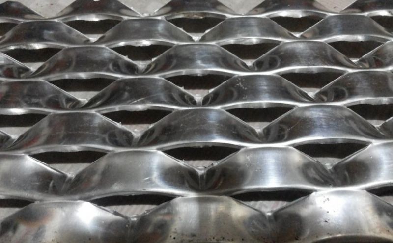 專業(yè)生產(chǎn)廠家防滑鋼板網(wǎng)魚鱗形鋼板網(wǎng)用途與規(guī)格